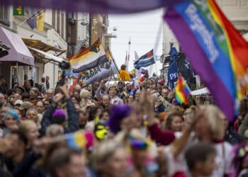 Honderden mensen trotsteren weer en wind voor Pride at the Beach