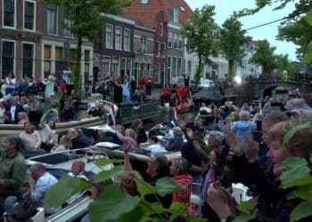 Een kolkende Bakenessergracht tijdens het Spaarnestad concert
