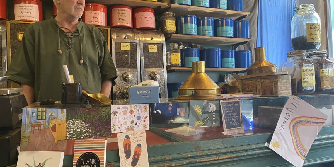 Tissues op de toonbank bij laatste dag Kale Jonker “Ik vertrek naar een hutje op de hei”