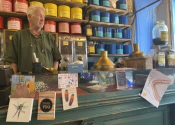 Tissues op de toonbank bij laatste dag Kale Jonker “Ik vertrek naar een hutje op de hei”