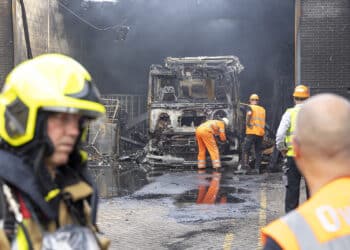 Supermarkt blijft ’tot nader order’ gesloten na brand, uitgebrande vrachtwagen weggesleept