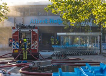 Grote brand bij supermarkt Soendaplein uit, in het pand vooral rookschade