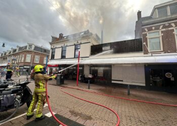 Uitslaande brand bij Febo Haarlem-Noord, vuur inmiddels geblust
