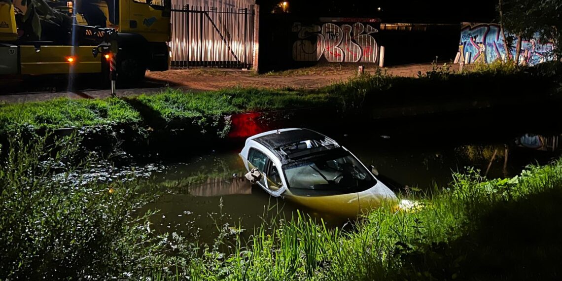 Auto rolt sloot in na vergeten handrem