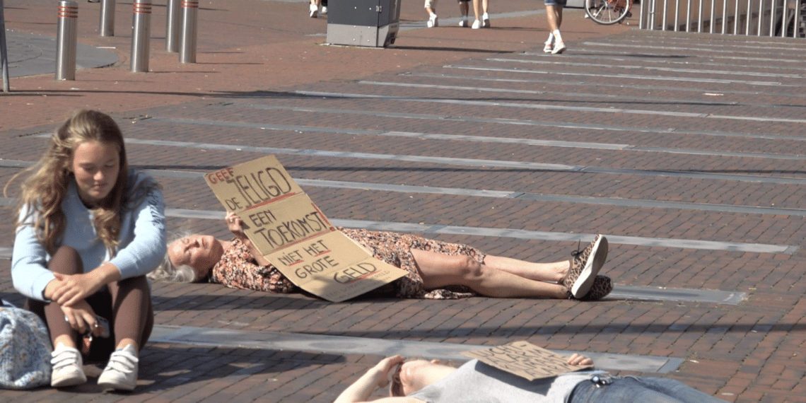 Bezorgde mensen bij klimaatalarm “37,5 miljard naar bedrijven die het erger maken”