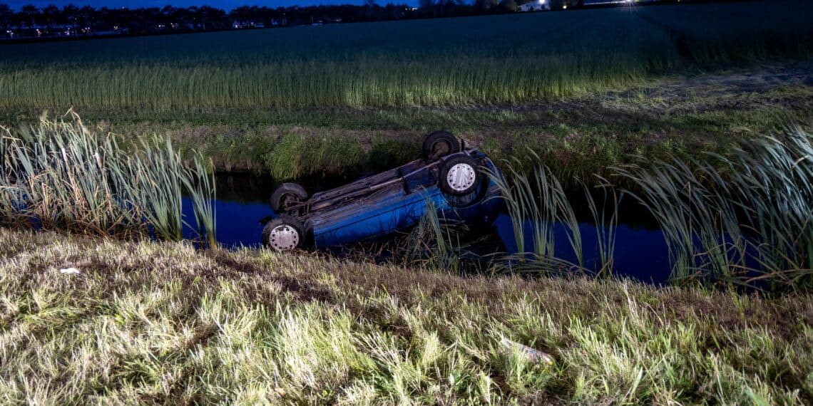 Auto vliegt uit de bocht en belandt op de kop in de sloot