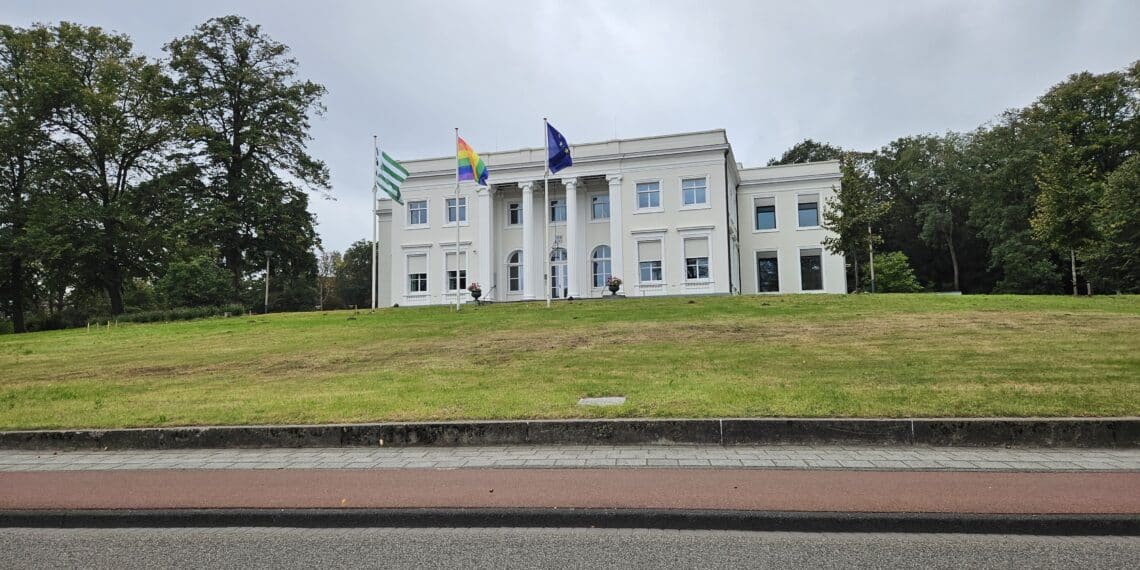Gemeentevlag halfstok in Zandvoort