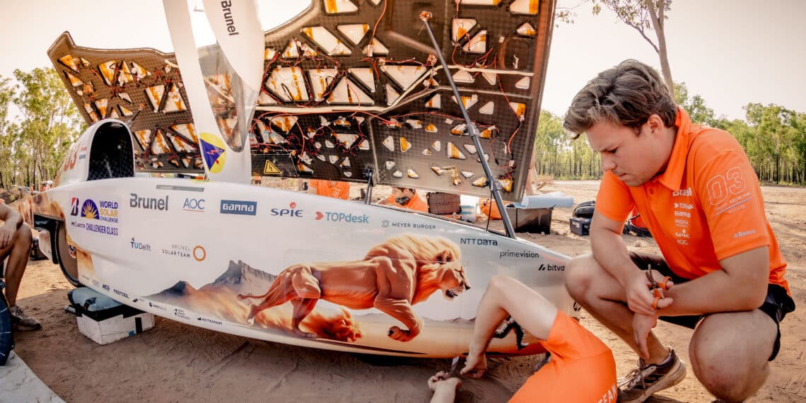 Dag 2 World Solar Challenge: bosbranden, een stoplicht en Twente komt langszij