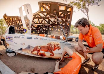 Dag 2 World Solar Challenge: bosbranden, een stoplicht en Twente komt langszij