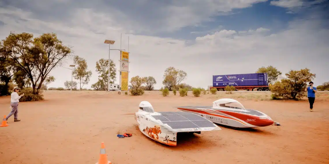 Dag 3 World Solar Challenge: Geen zon, veel tegenwind, maar wel gunstige stoplichten