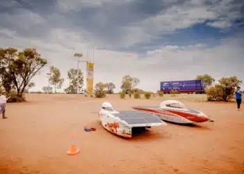 Dag 3 World Solar Challenge: Geen zon, veel tegenwind, maar wel gunstige stoplichten