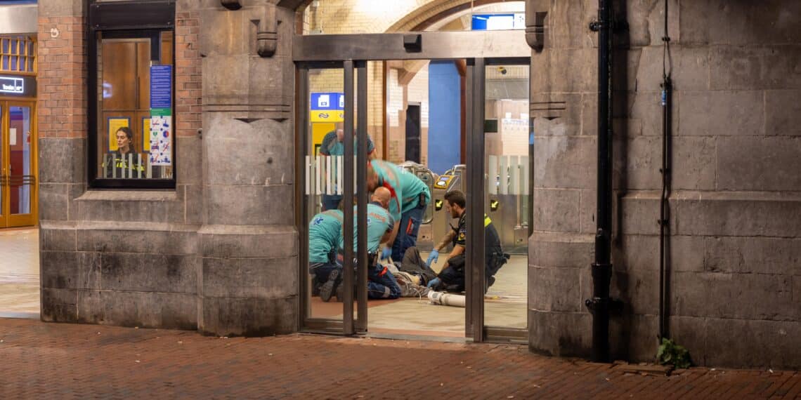 Gewonde man ’s nachts aangetroffen in stationshal:  Politie gaat niet uit van een misdrijf
