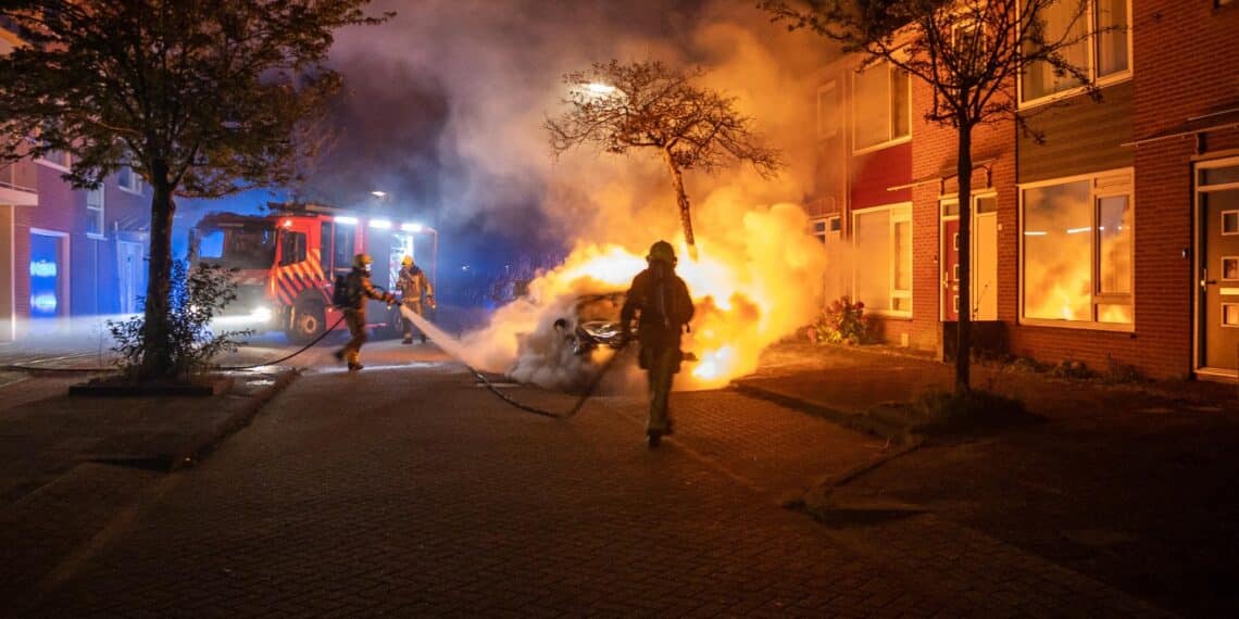 Auto in brand aan Rousseaustraat