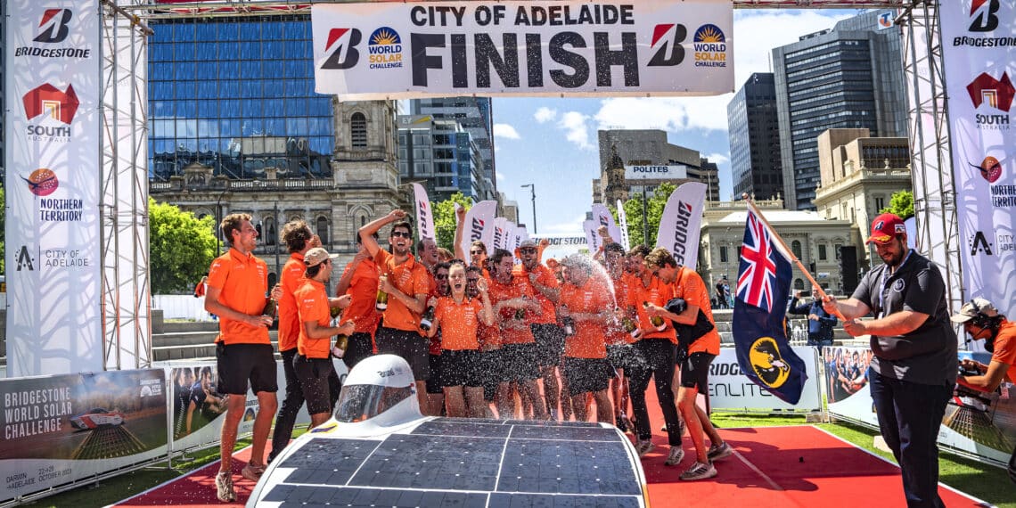 Dag 4 World Solar Challenge: De realiteit onder ogen zien en een lekke band