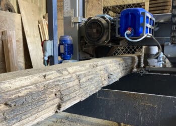 Oude funderingspalen van de Kolksluis omgetoverd tot snijplanken: “Ze zijn echt prachtig geworden”