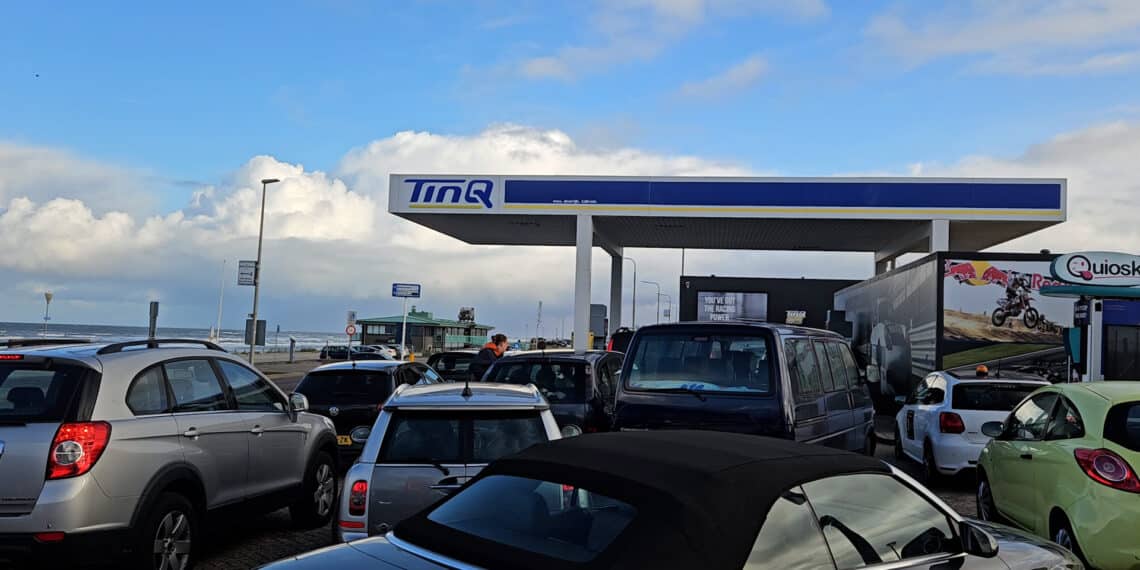 Rijen voor de pomp vanwege spotgoedkope brandstof in Zandvoort
