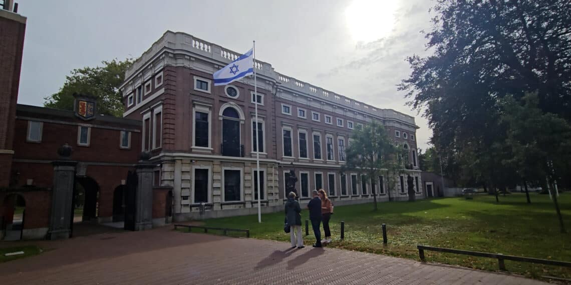 De Israëlische vlag wappert op meerdere plekken in Haarlem: “Diep geschokt door de gebeurtenissen”