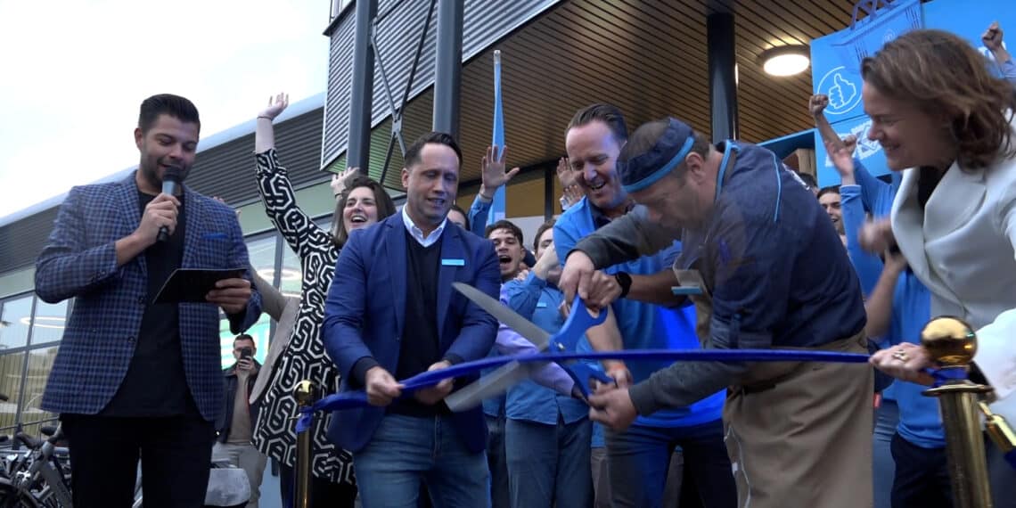Feestelijke opening Albert Heijn Soendaplein: “Als je zelf wilt verbouwen duurt het jaren en zij doen het in 3 maanden”