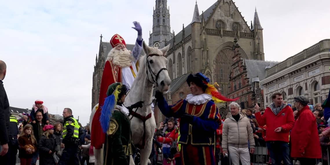 Sinterklaas valt van paard bij intocht Haarlem