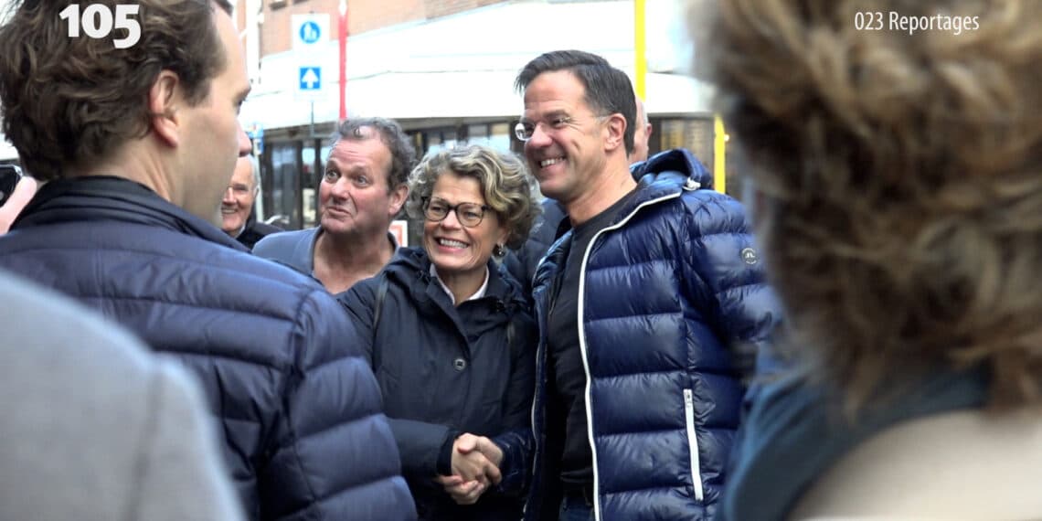 Mark Rutte voor bliksembezoek in Haarlem: “Hij lijkt jonger dan op tv”
