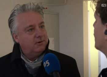 Burgemeester Moolenburgh bij stembureau in Zandvoort