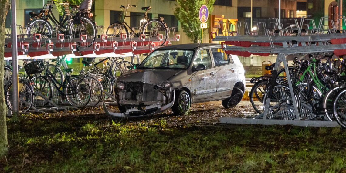 Auto crasht fietsenstalling in bij kruising Schipholweg/Europaweg