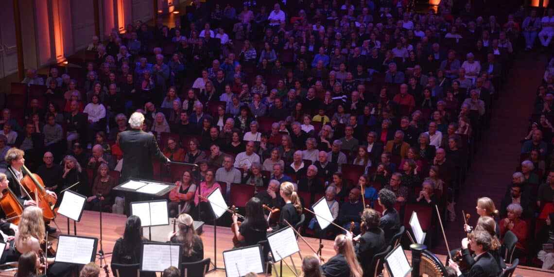 Matthijs Broers zwaait na 38 jaar af als dirigent van het Kennemer Jeugd Orkest