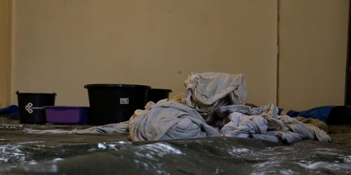 Ernstige lekkage in woning nog steeds niet opgelost door Ymere: “Woon al een jaar verplicht in een bouwval”