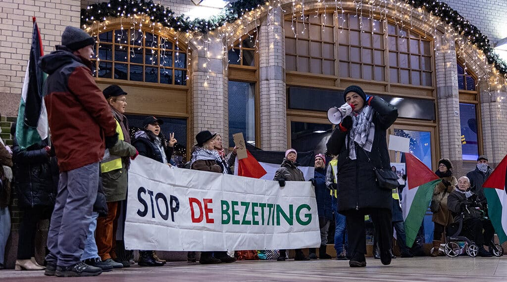 Protest tegen oorlog in Gaza in stationshal Haarlem