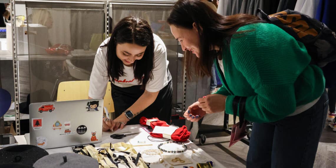 Oekraïense ondernemers en Rasom nemen afscheid van het oude V&D-pand