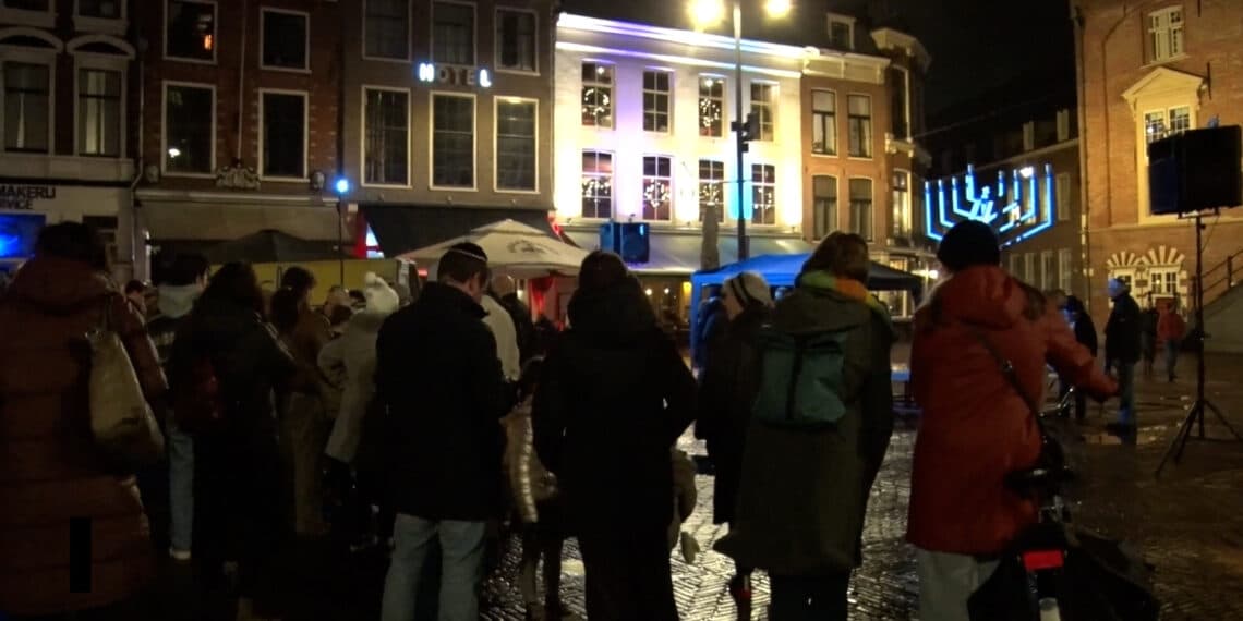 Ondanks regen drukbezochte Chanoeka-viering op Grote Markt