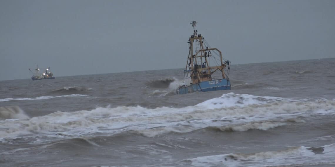 Garnalenkotter voor kust Zandvoort na vier pogingen eindelijk los