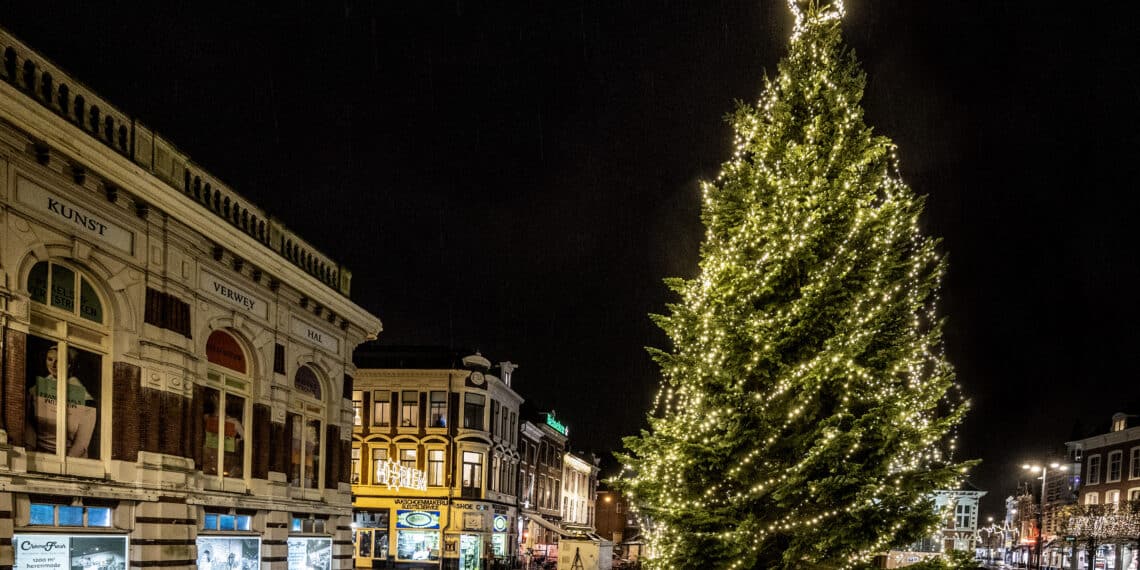 Zeventien meter hoge kerstboom prijkt weer op de Grote Markt: “Mooi moment”