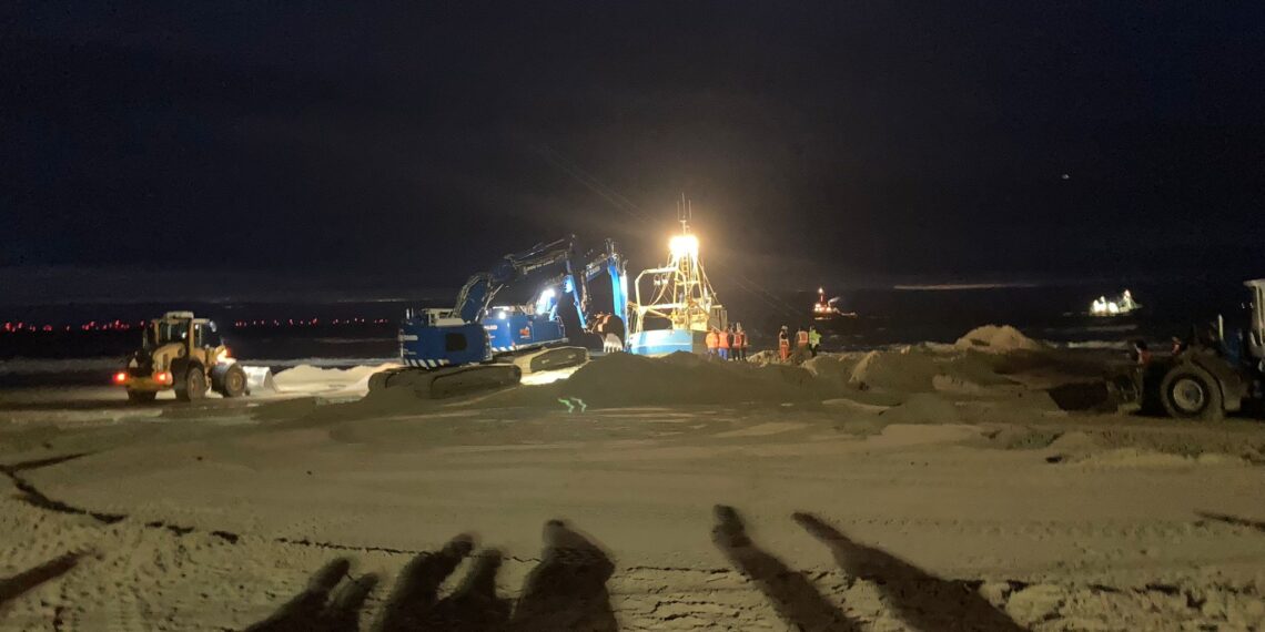 Reddingsactie viskotter op strand van Zandvoort wederom mislukt: “Vreselijk om te zien”
