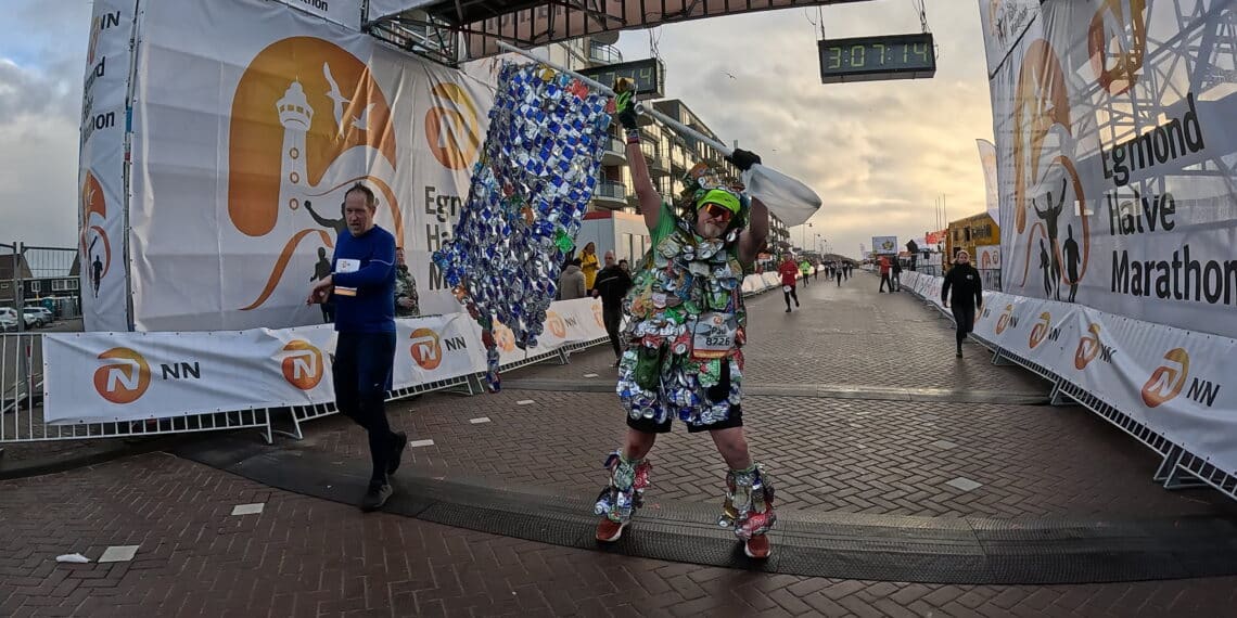 In een jurk van zwerfblikjes een halve marathon uitlopen: “Ik had binnen honderd meter hoofdpijn”
