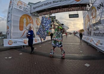 In een jurk van zwerfblikjes een halve marathon uitlopen: “Ik had binnen honderd meter hoofdpijn”
