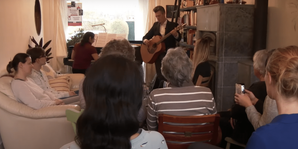 Huiskamerfestival Gluren bij de Buren komt er weer aan: “Het is een goede springplank voor beginnende artiesten”