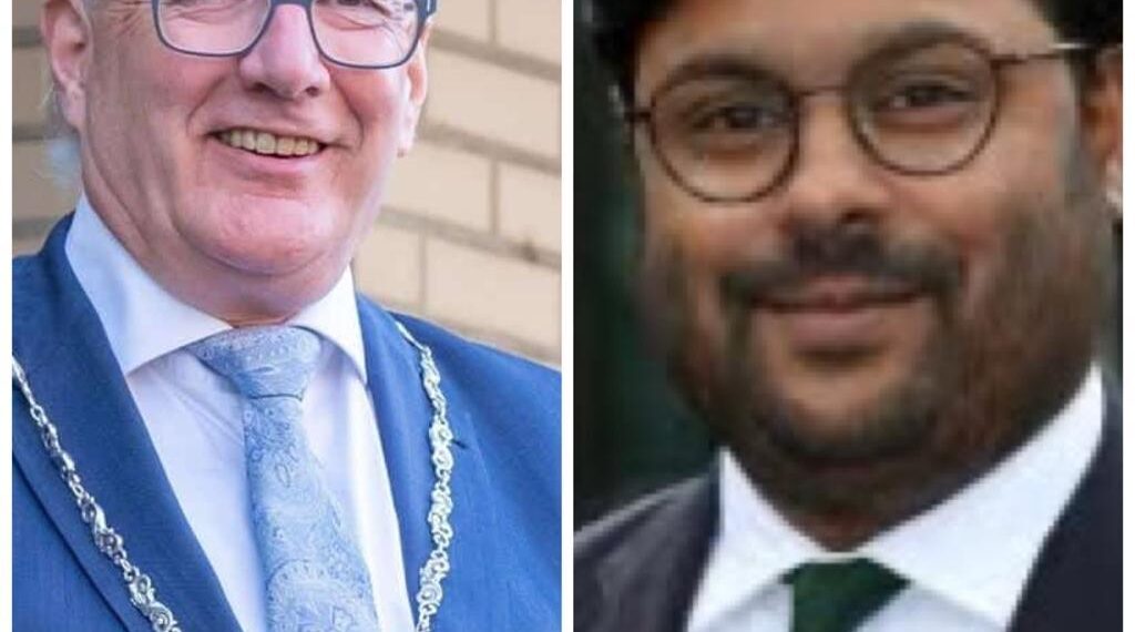 Oud-burgemeester Heiloo Hans Romeyn (l) en nieuwe burgemeester Heemstede Falgun Binnendijk