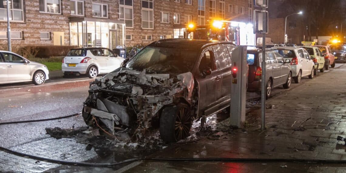 Autobrand bij laadplek Engelandlaan, oorzaak nog onbekend