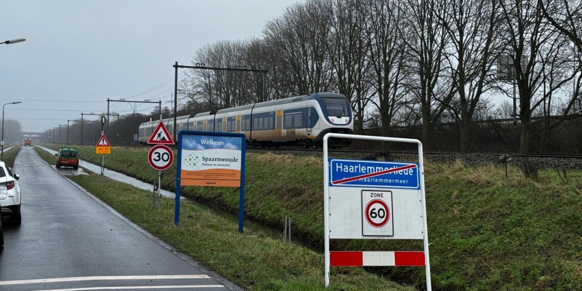 Treinverkeer tussen Haarlem en Amsterdam groot deel van de dag plat door kapotte bovenleiding