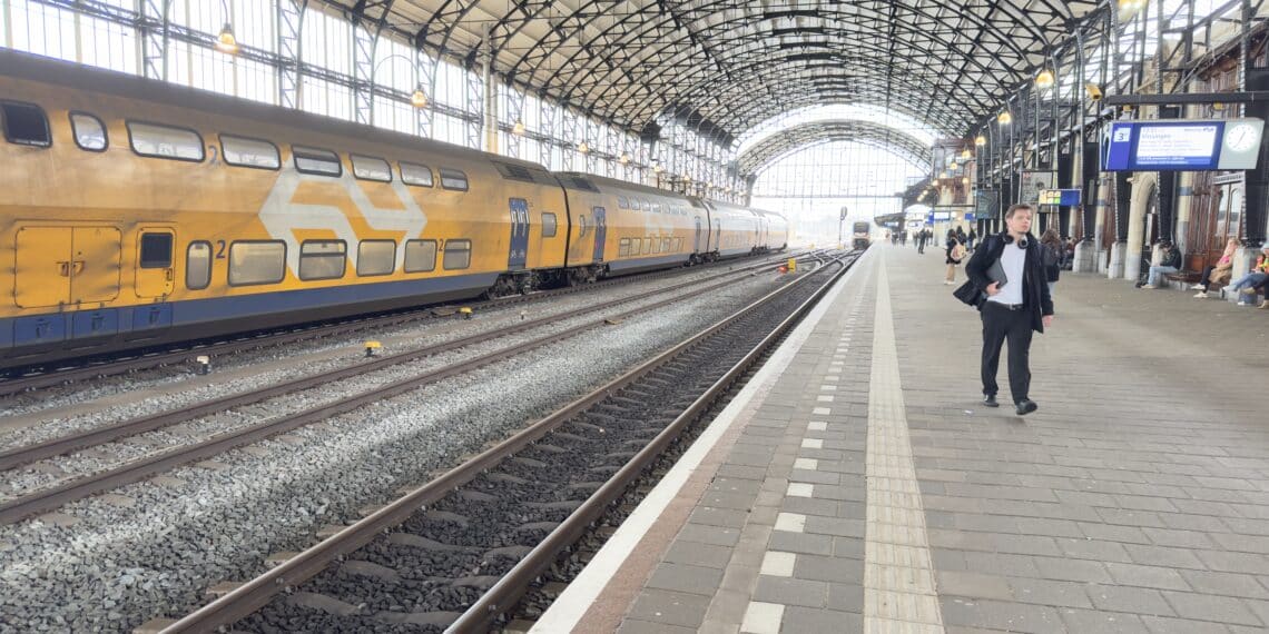 Treinverkeer tussen Haarlem en Amsterdam groot deel van de dag plat door kapotte bovenleiding