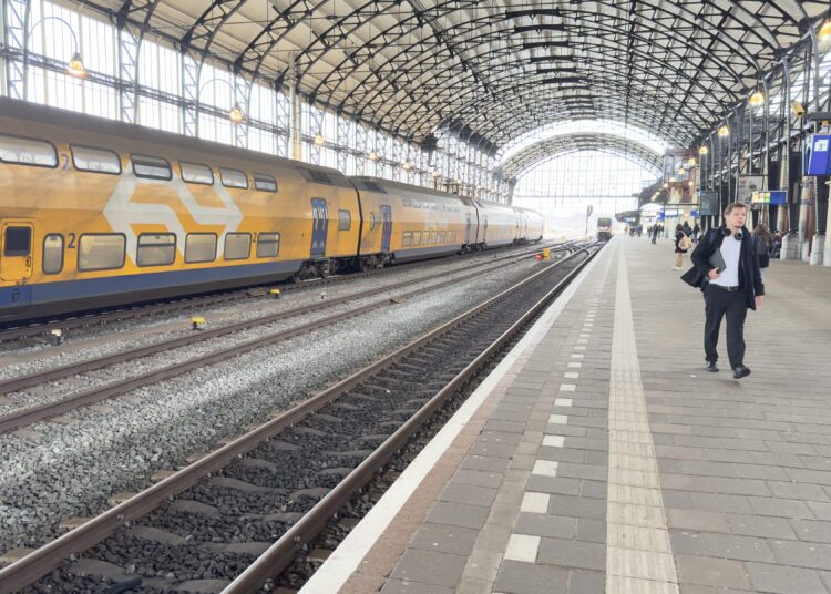 IMG_1501 Treinverkeer tussen Haarlem en Amsterdam groot deel van de dag plat door kapotte bovenleiding