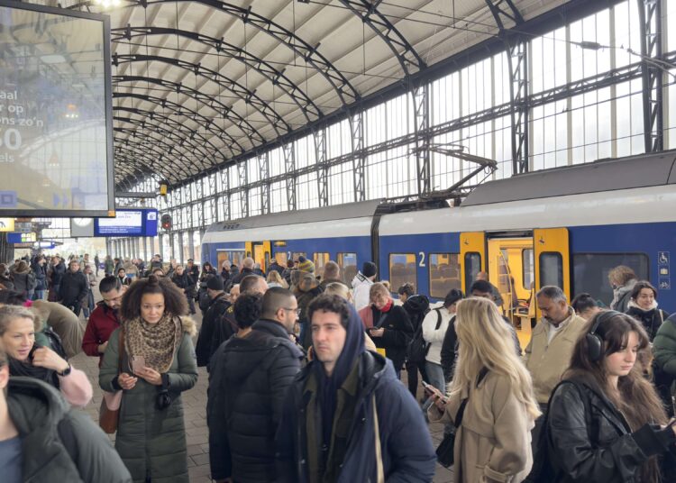 IMG_1503 drukte op station Treinverkeer tussen Haarlem en Amsterdam groot deel van de dag plat door kapotte bovenleiding