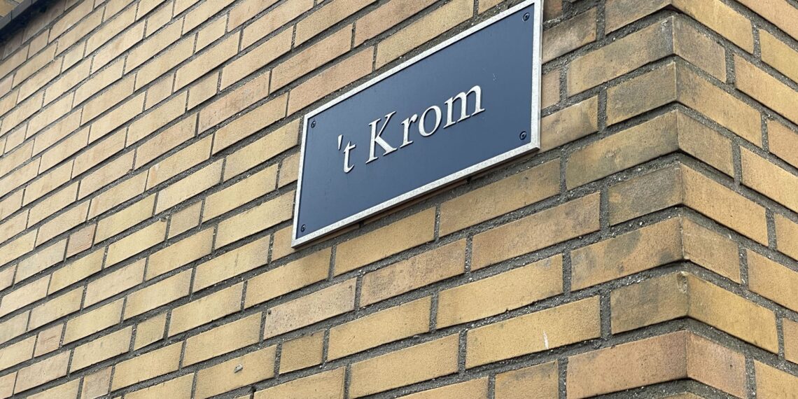 Brand bij plein aan ’t Krom, mogelijk door vuurwerkbom