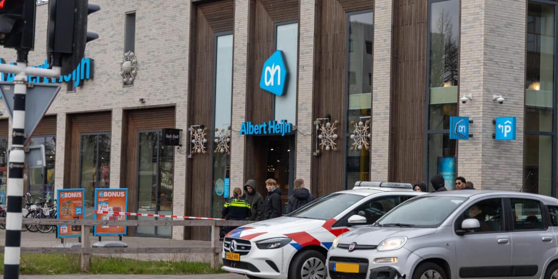 Medewerker Albert Heijn Schipholweg gestoken door winkeldieven, daders aangehouden