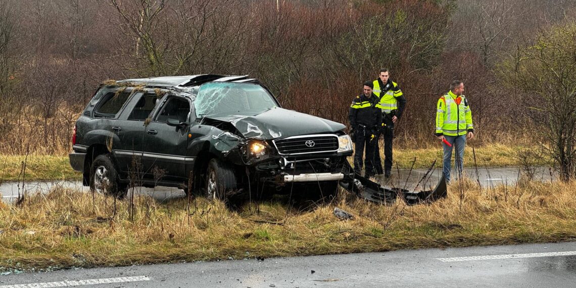 Auto belandt naast Zeeweg bij Overveen