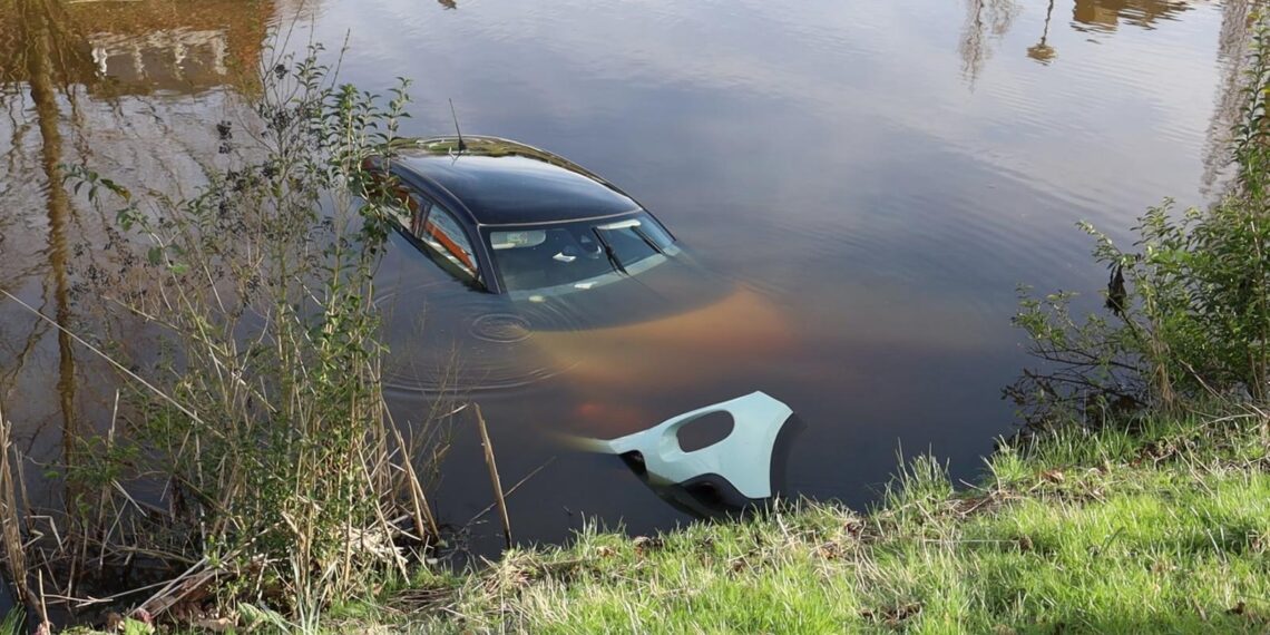 Auto rolt in Leidsevaart na parkeren zonder handrem