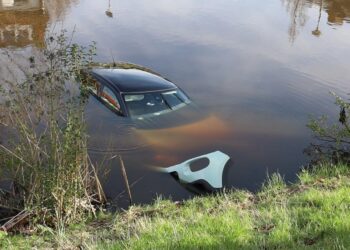 Auto rolt in Leidsevaart na parkeren zonder handrem