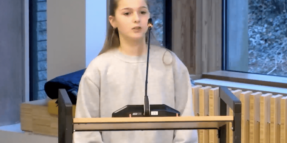 Kiki de Leeuw tijdens de verkiezing kinderburgemeester Bloemendaal 2024 op 17 januari 2024