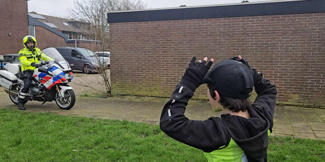 Politie jaagt op jongeren in Schalkwijk: “Dit moet vaker gebeuren, echt gaaf!”